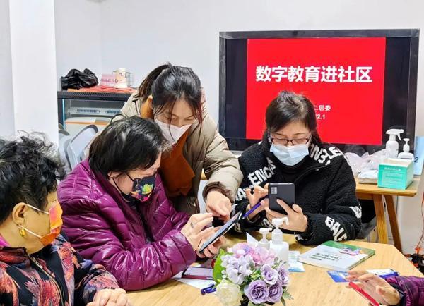 操作随申办,手机乘公交,徐汇这里的课程帮助老宝贝玩转"掌上生活"